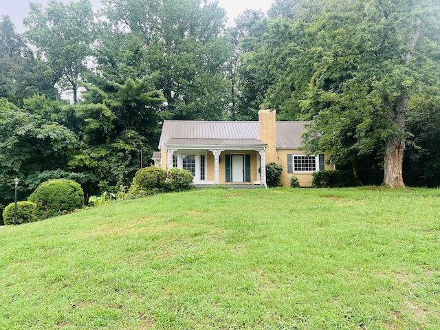 single story home featuring a porch and a front lawn