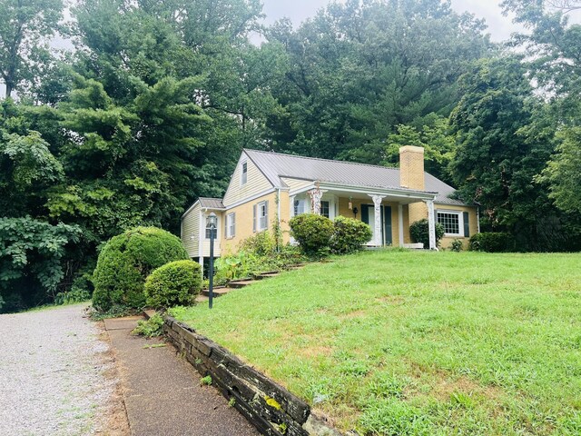 view of front of home with a front lawn