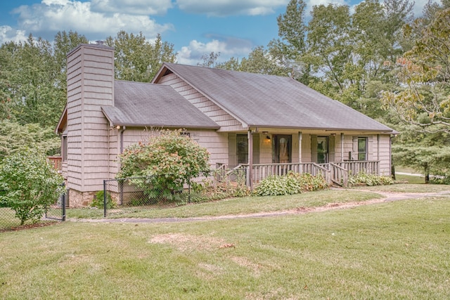 ranch-style house featuring a front lawn and covered porch