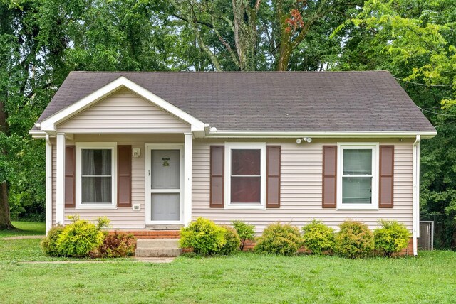 view of front of property with a front lawn