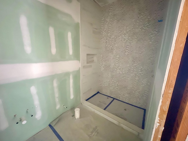 bathroom featuring tiled shower