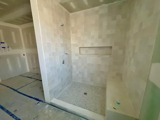 bathroom featuring a tile shower