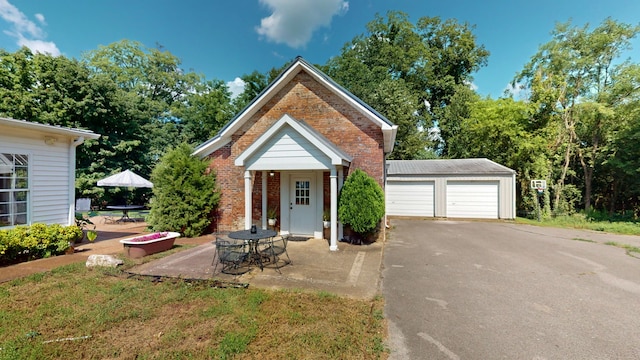 view of front of home featuring an outdoor structure and a garage