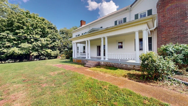 view of front of property featuring a porch and a front lawn