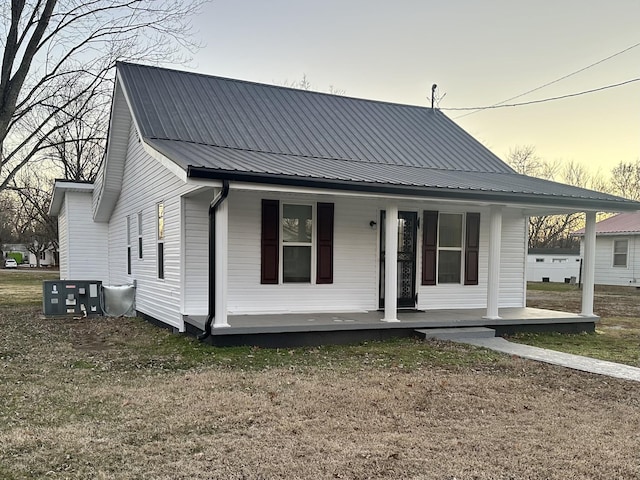 view of front of property with a lawn and covered porch