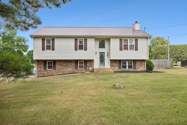 bi-level home featuring a front yard