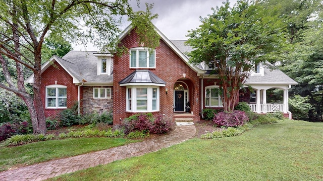 view of front of house featuring a front yard