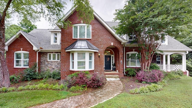 view of front of house with a front lawn