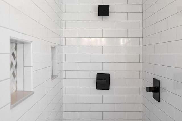 bathroom featuring a tile shower