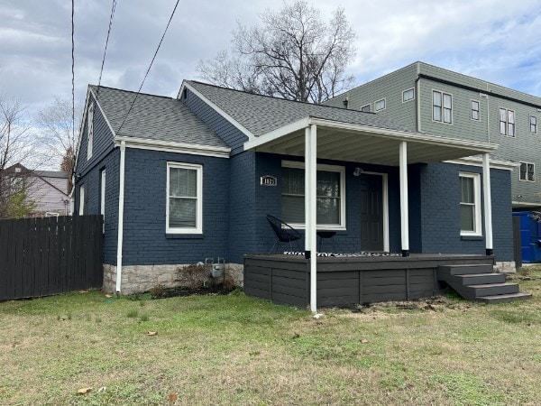 view of front of home featuring a front lawn