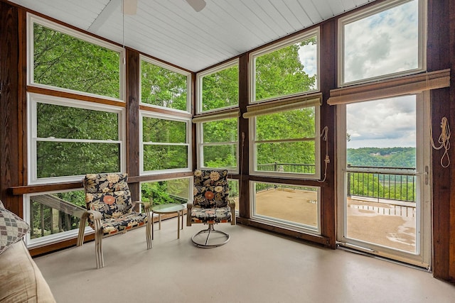 sunroom with ceiling fan