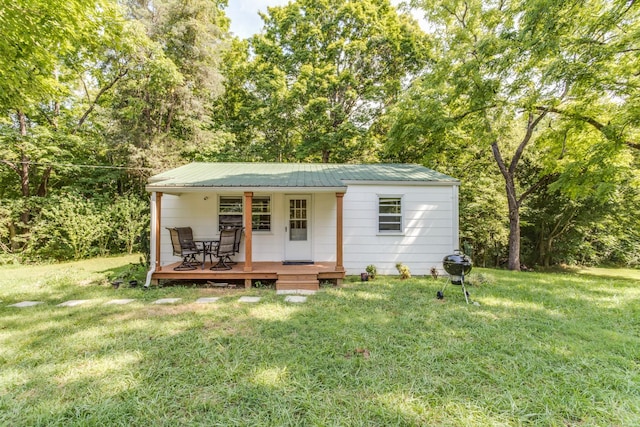 view of front of property featuring a front yard