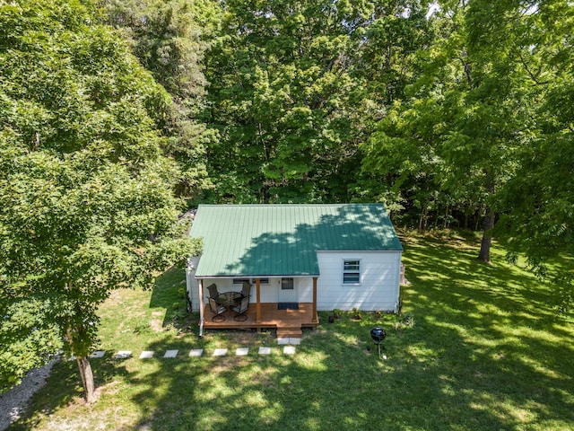 view of outdoor structure featuring a yard