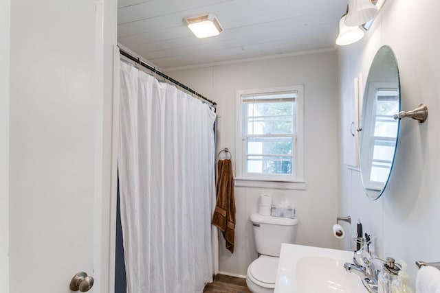 bathroom with sink, a shower with curtain, toilet, and ornamental molding