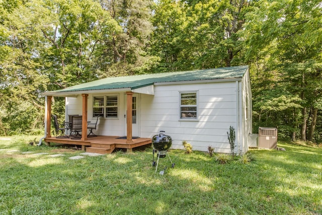 view of front of home featuring a front yard