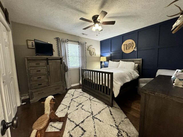 bedroom featuring a textured ceiling, ceiling fan, hardwood / wood-style floors, and a closet