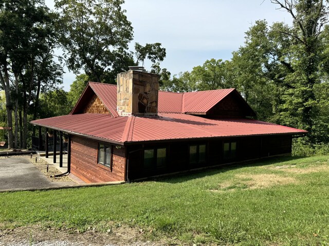 exterior space featuring a lawn