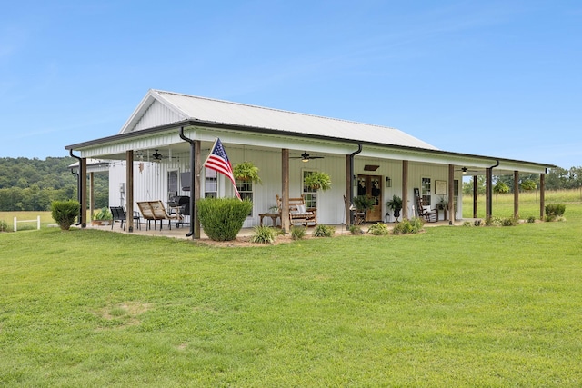 back of house featuring a patio area, ceiling fan, and a lawn