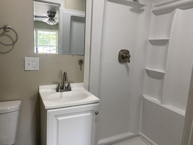 full bathroom featuring toilet, a shower, vanity, and a ceiling fan