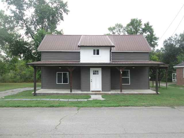 farmhouse inspired home featuring covered porch and a front yard