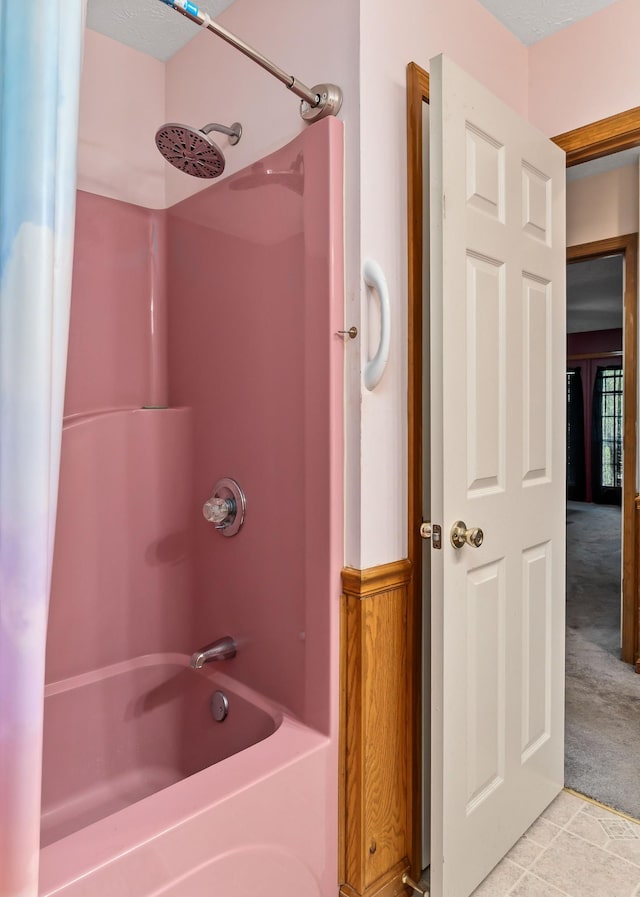 bathroom with shower / bath combo with shower curtain