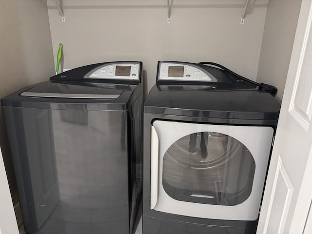 laundry room with washing machine and dryer