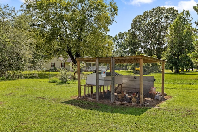 view of yard with an outbuilding