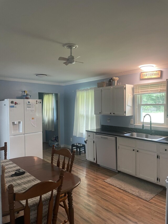 kitchen featuring sink, ceiling fan, hardwood / wood-style floors, and white appliances