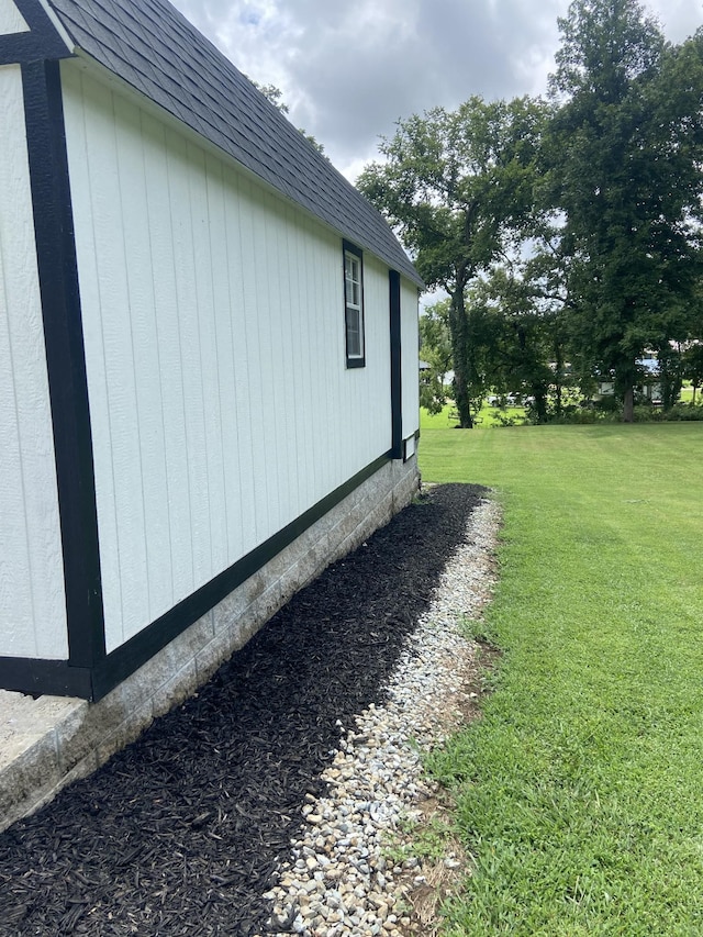 view of side of property featuring a lawn