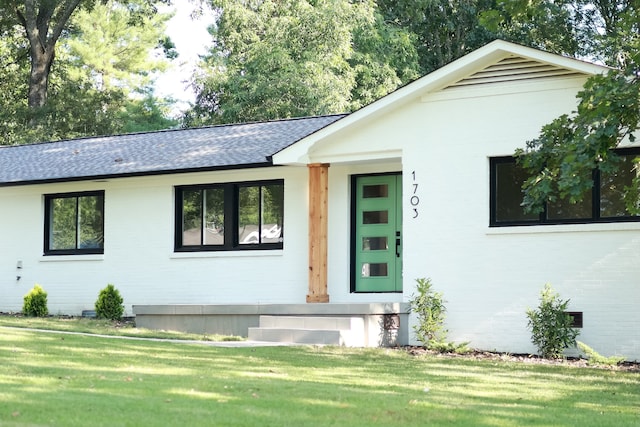 ranch-style house featuring a front lawn