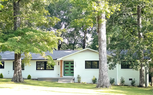 single story home with a front lawn