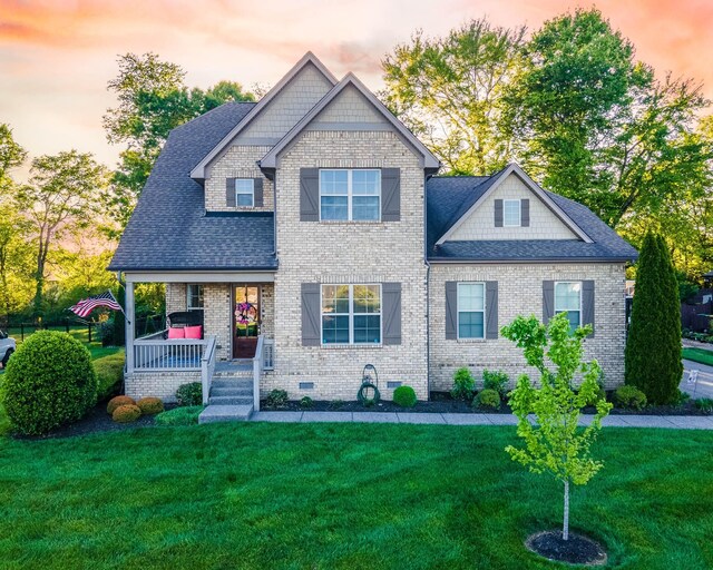 view of front of house featuring a lawn