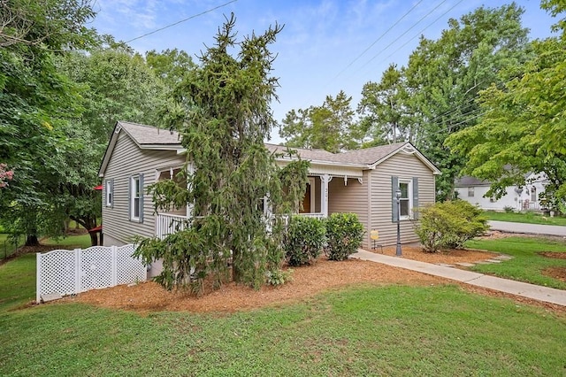 view of front of house featuring a front lawn