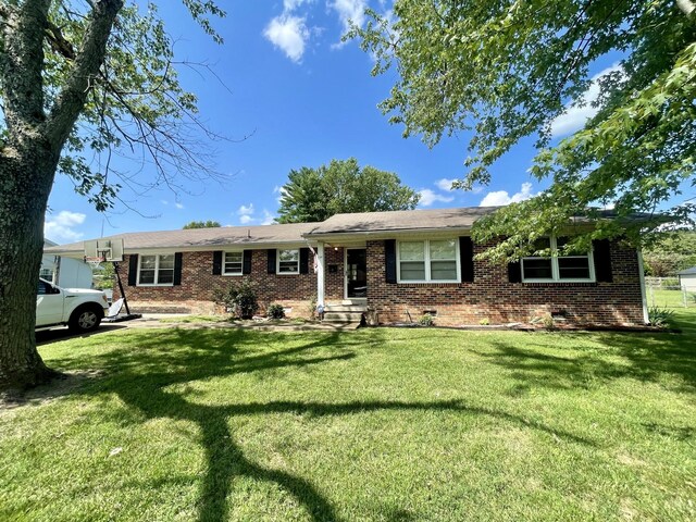 single story home with a front yard