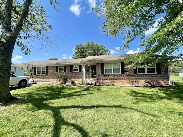 ranch-style home featuring a front lawn