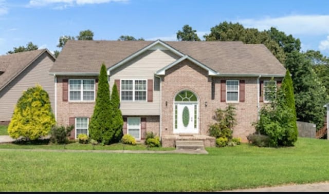 split foyer home with a front yard