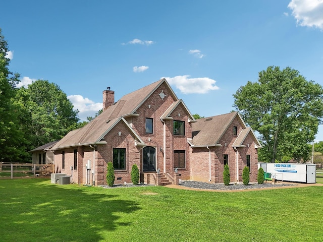 view of front facade featuring a front lawn