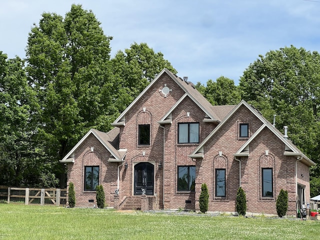 view of front facade featuring a front lawn