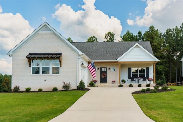 view of front facade featuring a porch and a front lawn