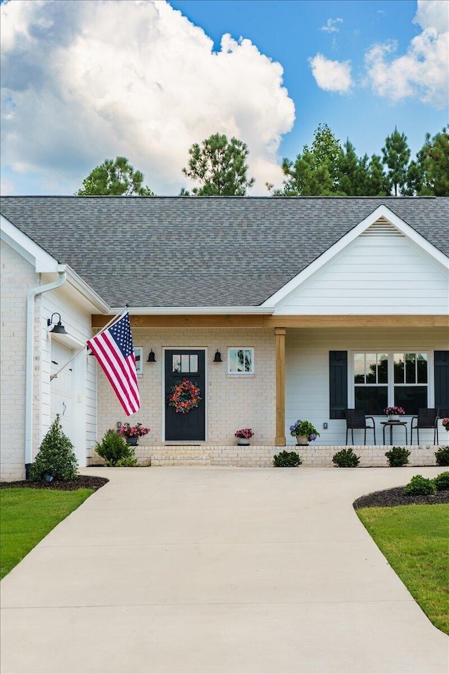 ranch-style home featuring a porch