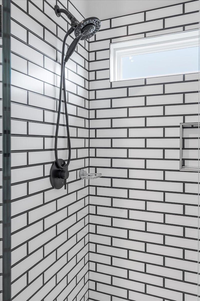 bathroom featuring tiled shower