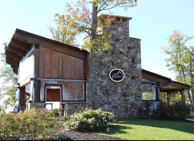 view of side of property featuring a yard