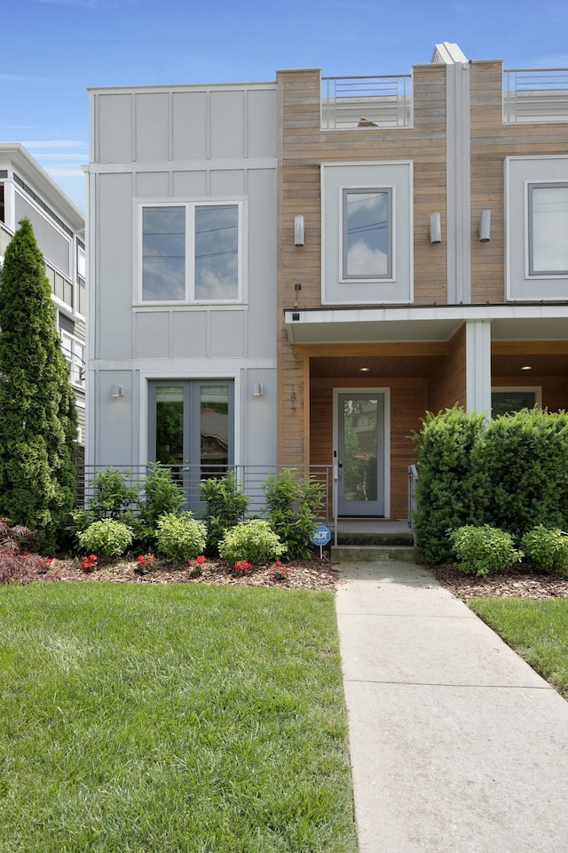 view of front facade with a front lawn