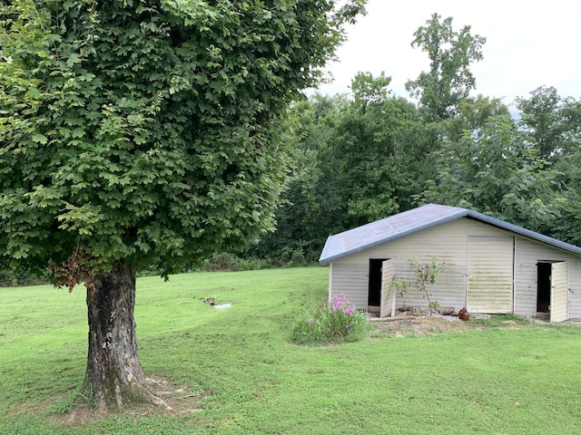 view of yard featuring an outbuilding