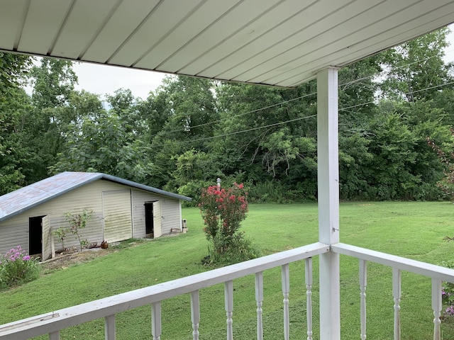 view of yard with an outdoor structure