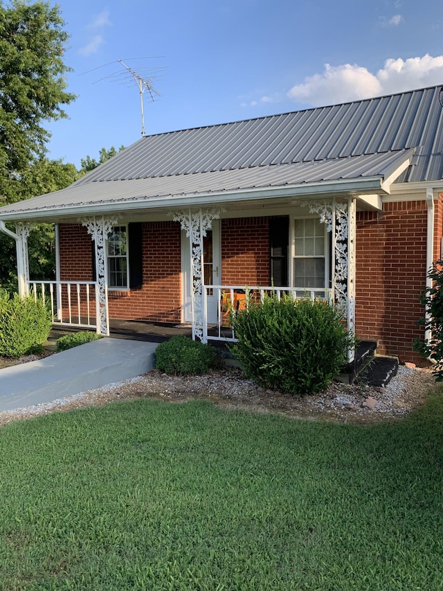 view of front facade featuring covered porch and a front lawn