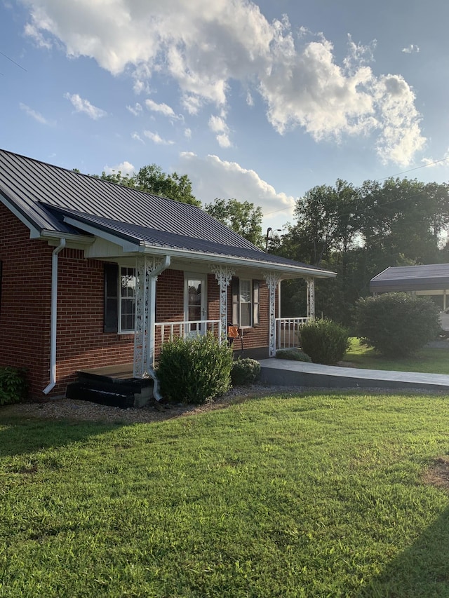 view of front facade featuring a front lawn and a porch