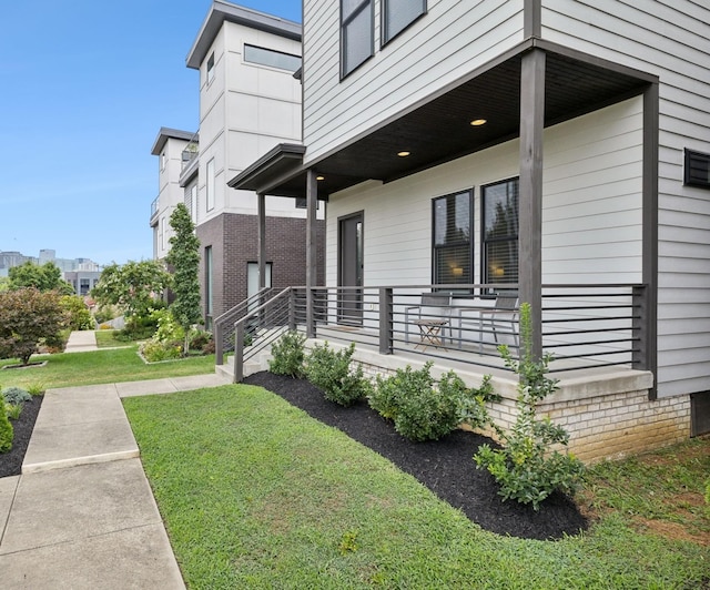 view of side of property featuring a lawn