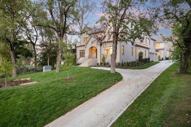 view of front of property featuring a yard