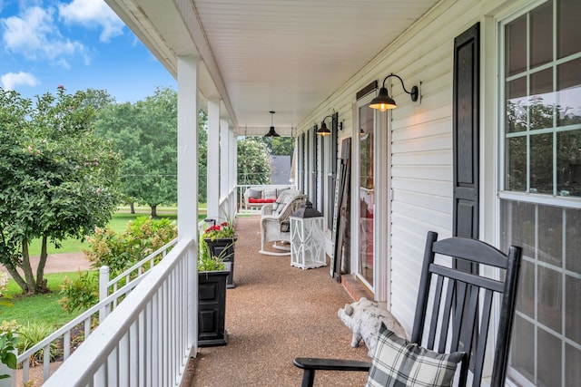 balcony featuring covered porch